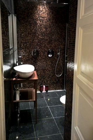 Specialtillverkad kommod i smäcker design, av oljat valnötsträ